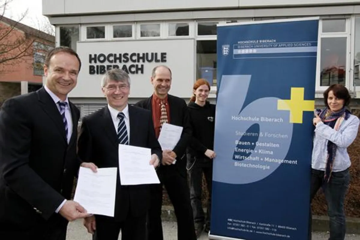v.l.n.r.: Wolfram Wäscher, Rektor Prof. Dr. Thomas Vogel, Studienleiter Prof. Dr. Balensiefen, Studenten. Foto: Ossenbrink