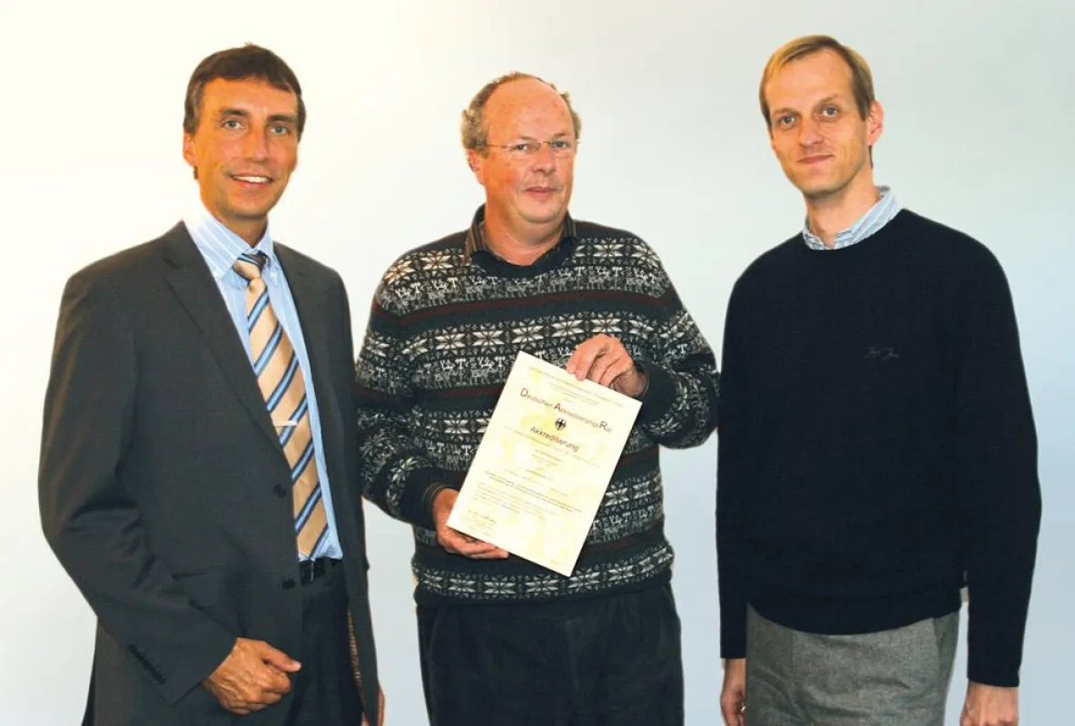 Vorreiter in Europa (von links): Dr. Stefan Kettelhoit, Dr. Eckhard Milsmann und Ralf Sibbing von der Hälsa Pharma GmbH freuen sich über die Akkreditierung als Inspektionsstelle für Wirkstoff-Audits.