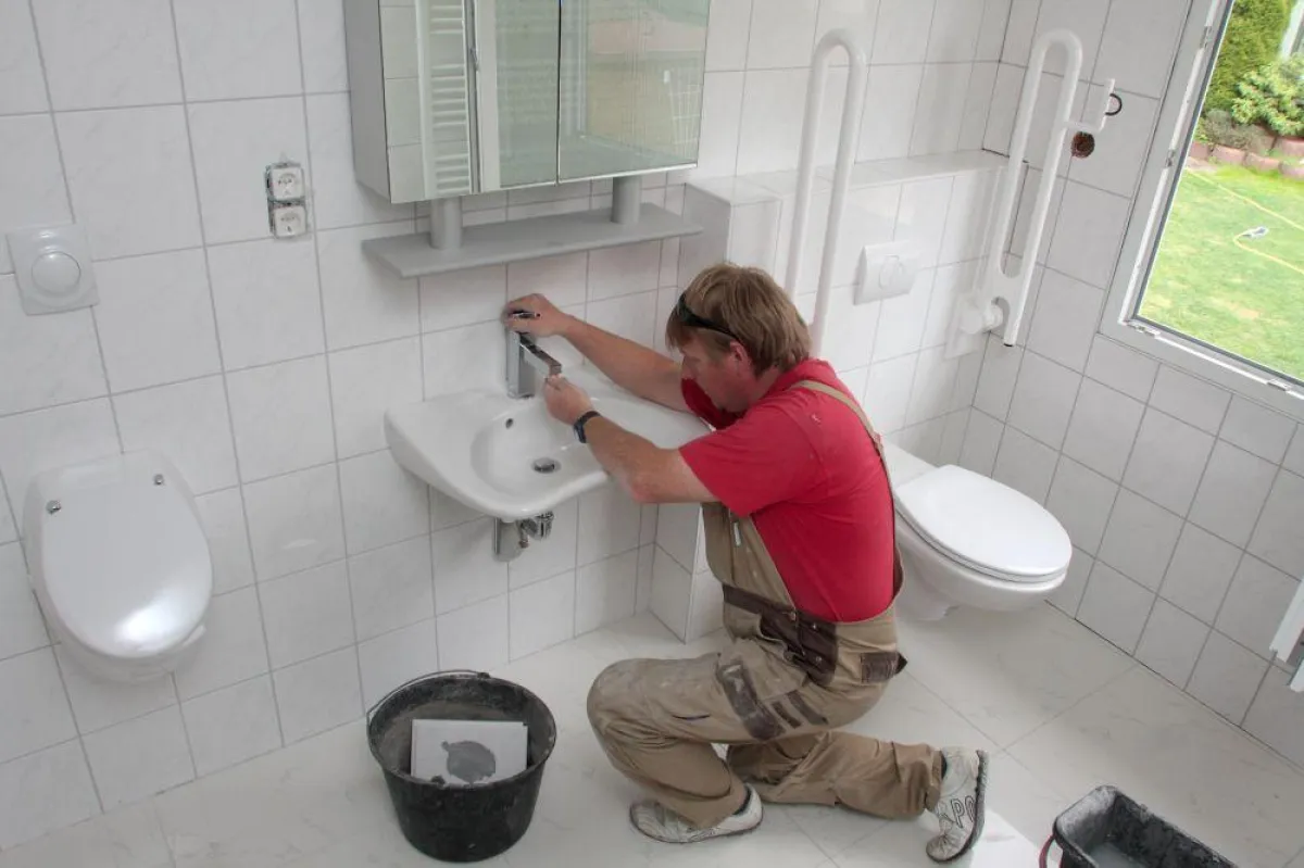 Wenn ein Altbad ein Vierteljahrhundert und mehr hinter sich hat, sind die Unterschiede zu einem modernen Bad deutlich. Die heutige Sanitärausstattung hat zum Beispiel viel weichere Oberflächen, die si