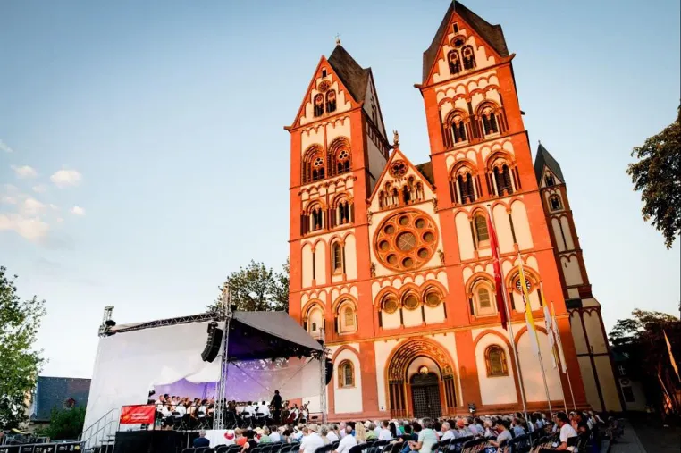 Weilburger Schlosskonzerte begeistern bei Gastspiel in Limburg Bild: Weilburger Schlosskonzerte begeistern bei Gastspiel in Limburg