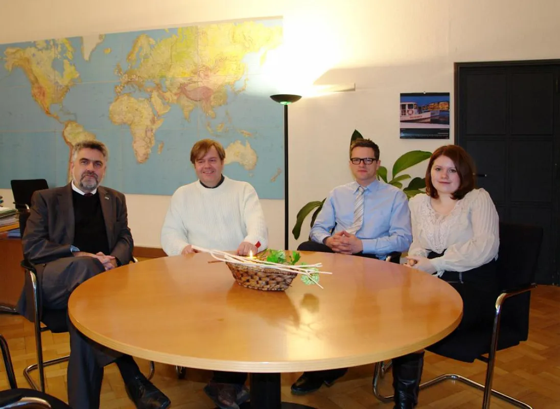 Hochschul-Rektor Prof. Dr. Armin Willingmann mit Prof. Dr. Georg Westermann, Matthias Grünberg und Manuela Koch vom IfDP.