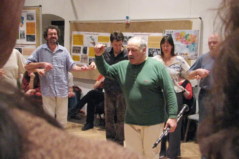 Tänze der Bretagne - Tanzworkshop auf BURG FÜRSTENECK mit Yves Leblanc Bild: Tänze der Bretagne - Tanzworkshop auf BURG FÜRSTENECK mit Yves Leblanc