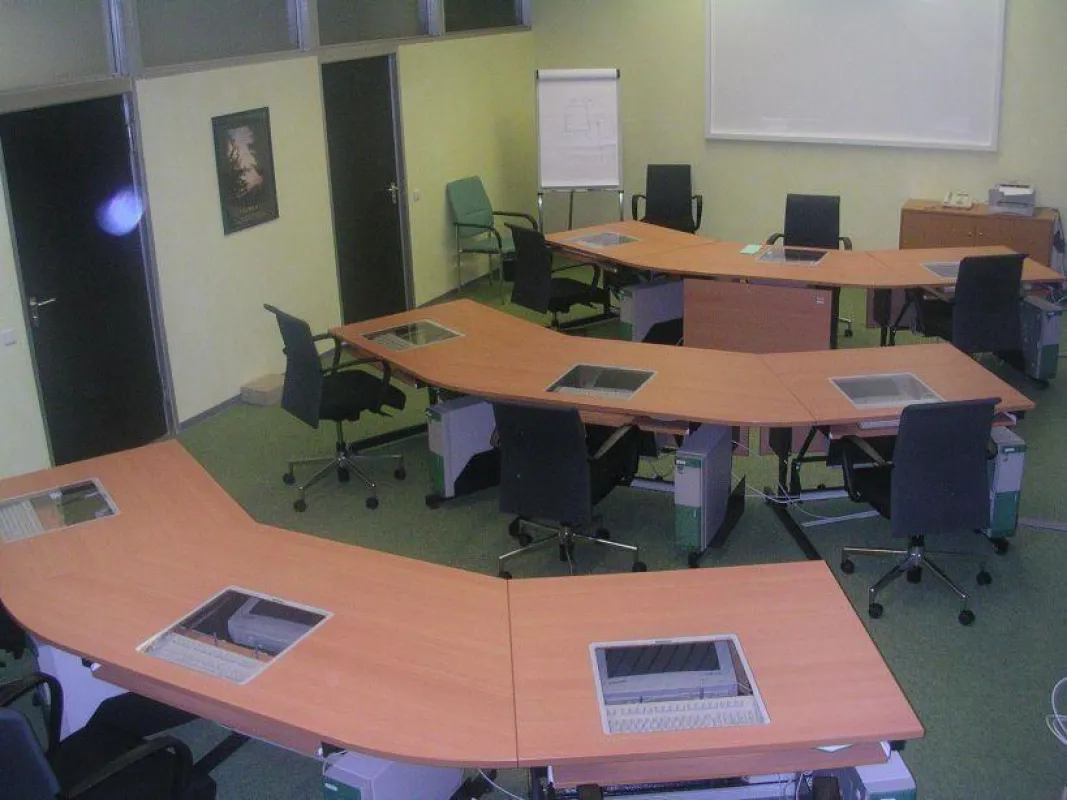 Klassenzimmer mit Möbeln von ADION