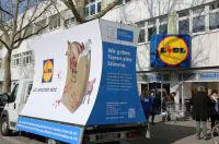 Bild: "LIDL verschont nicht" Plakatwagen zum Thema Massentierhaltung kommt nach Regensburg und Ingolstadt