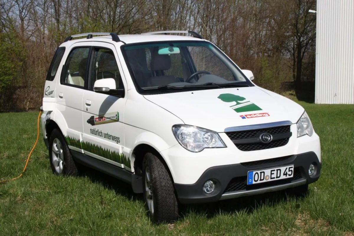 Seit einem Jahr Teil des edding Fuhrparks: Das Elektroauto Luis 4U Green.