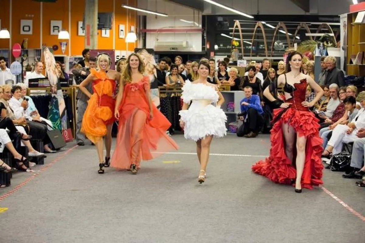 Die Finalistinnen zeigten im letzten Jahr ausgefallene Kreationen des Nachwuchsdesigners Atakan Aslan