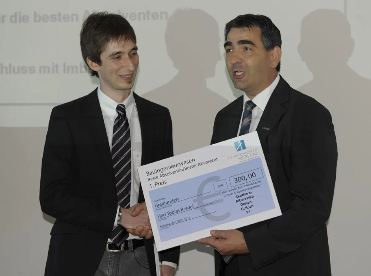 Akotherm-Geschäftsführer Frank Schneider (rechts) überreicht den ersten Preis an den Jahrgangsbesten, Tobias Bördel.