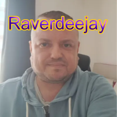 Bild: Vom 90er-PC zum Musiknetzwerk: Raverdeejay präsentiert Dongi.de und sucht Filmteam für Doku