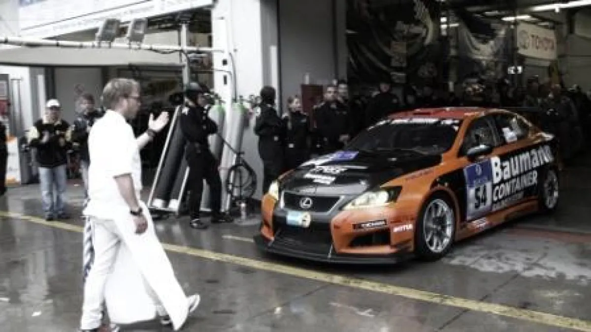 Sternekoch Mario Kotaska bereitete im Motorraum des Rennwagens Lexus IS F ein Rinderfilet zu.