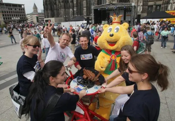Bild: Schwitzen für die Bildung: Vorlese-Pate Henning Krautmacher und das „Team Vorlesepreis“