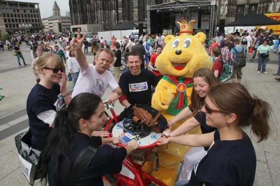 Bild: Schwitzen für die Bildung: Vorlese-Pate Henning Krautmacher und das „Team Vorlesepreis“