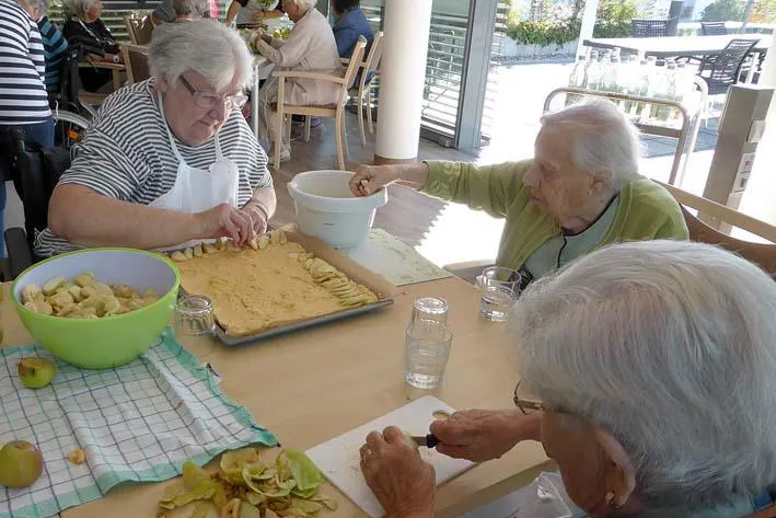 Bild: St. Marien Altenheim begrüßt Flüchtlinge mit Apfelkuchen