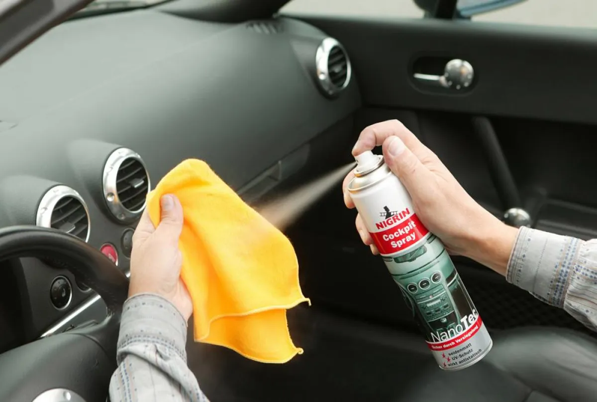 NIGRIN-Pflegemittel reinigen das Fahrzeug nach dem Urlaub schnell und schonend