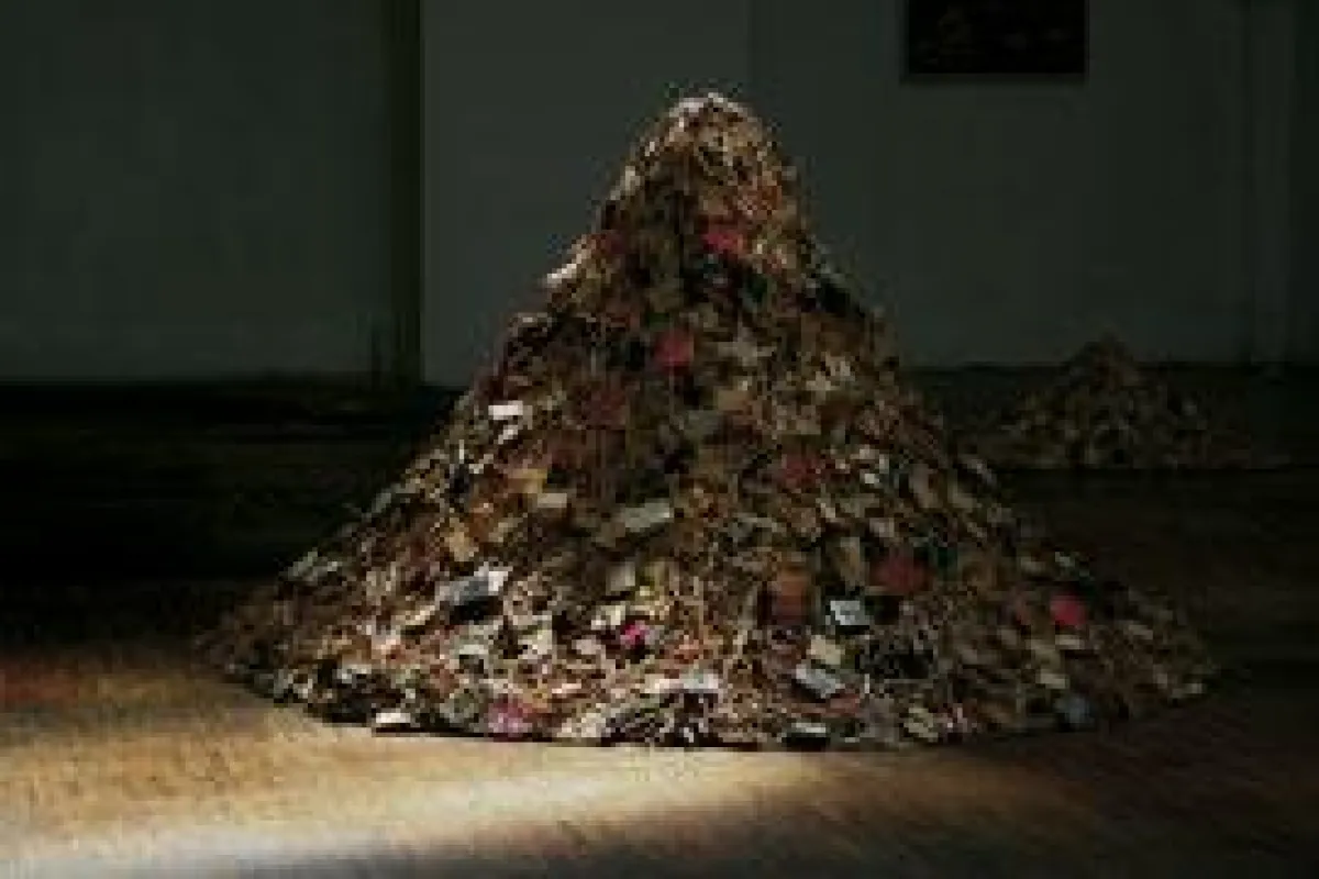 Mount Lucifer - Streichhölzer auf Polyester - 2008