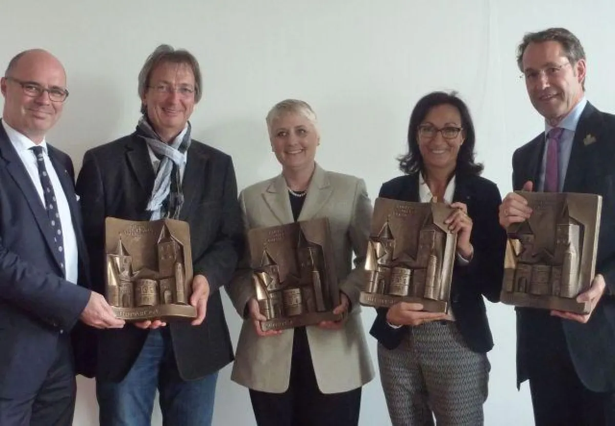 Dr. Andreas Ammer übergibt die Stifterplatten an vier Kulturstifter: Kurt Müller (Ingenieurbüro Boxl