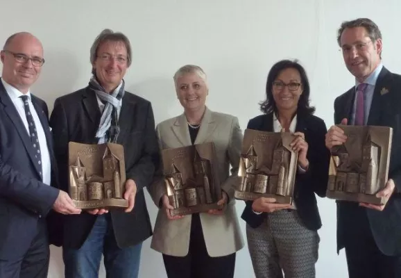 Bild: Der Trierer Dom in Bronze als Dank für engagierte Bürger