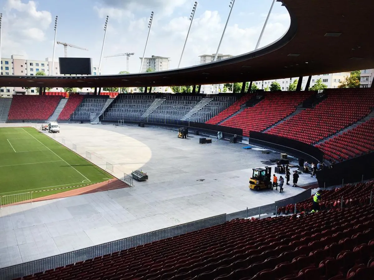 Aufbau in Zürich im Stadion Letzigrund