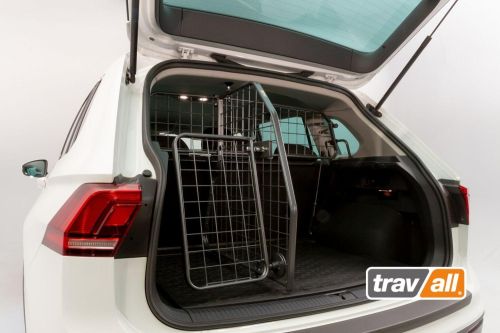 Mit Hund im Auto unterwegs: Was sind die Vorteile von fahrzeugspezifischen  Hundegittern? - Travall Blog
