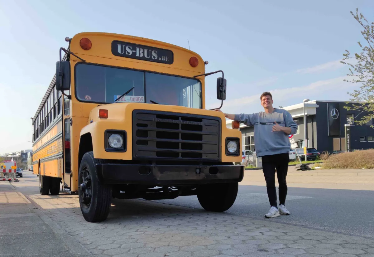 Marcus Hopfe und sein International Harvester Schoolmaster zu Projektbeginn (© Marcus Hopfe www.onemillionmiles.earth)