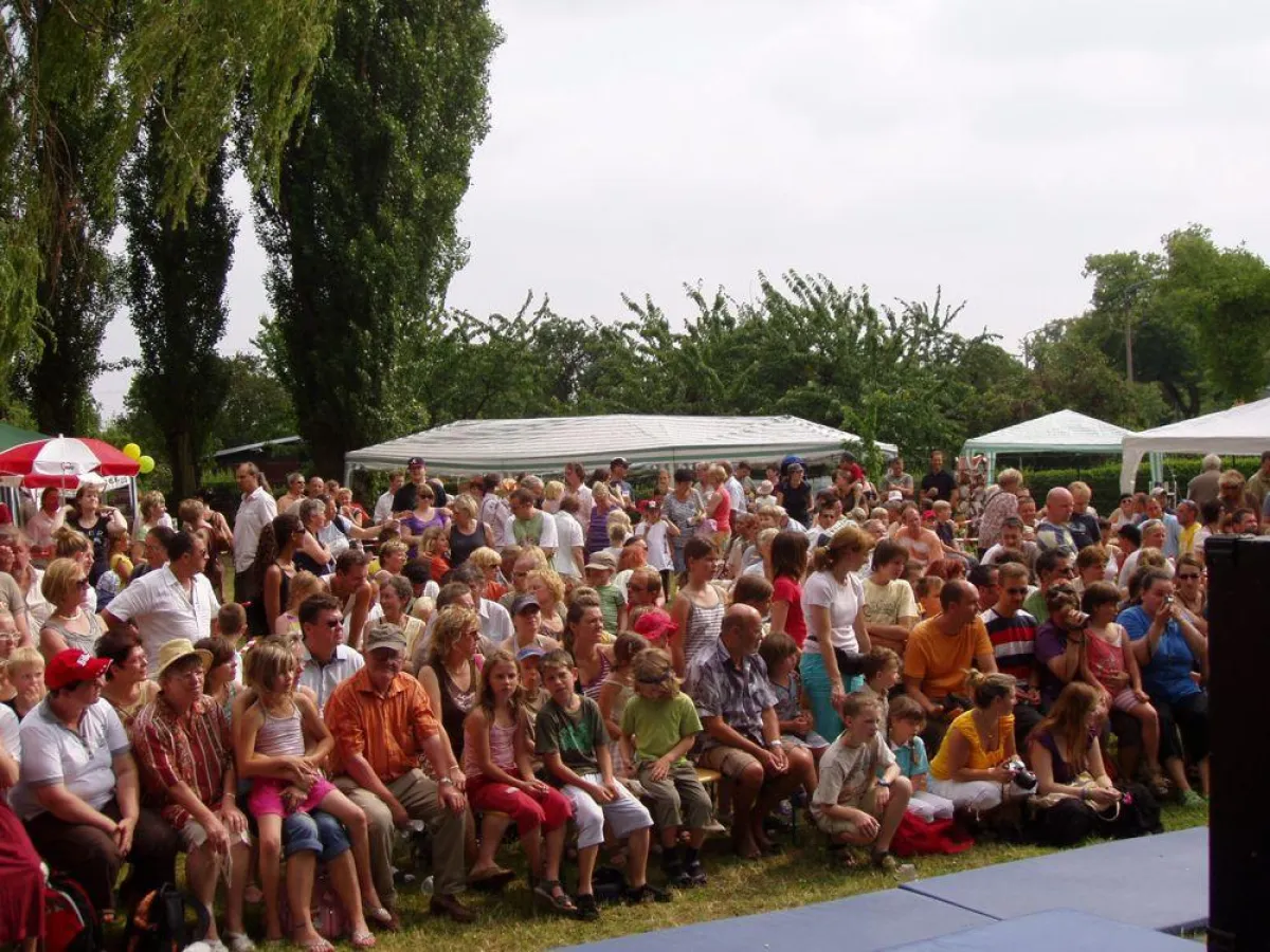 Dicht gefüllte Zuschauerreihen während des Bühnenprogramms