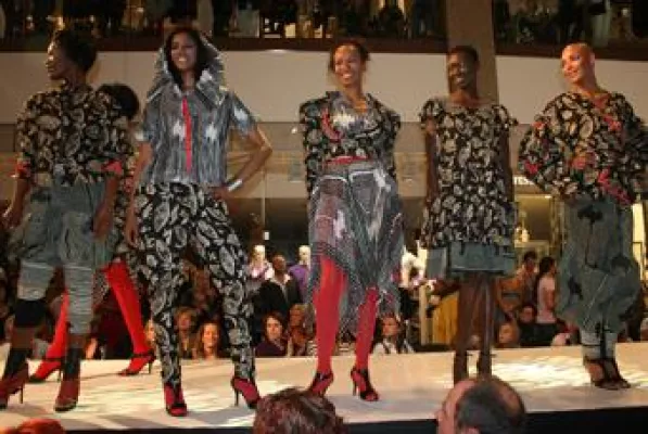 Bild: Modelle der Design Schule Schwerin begeistern auf "Schwerin Fashion Night"