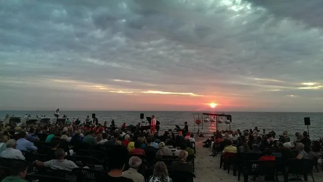 Zum 10. Mal 'Sunset Piano' am Ostseestrand – Open Air Musik zum Sonnenuntergang Bild: Zum 10. Mal 'Sunset Piano' am Ostseestrand – Open Air Musik zum Sonnenuntergang