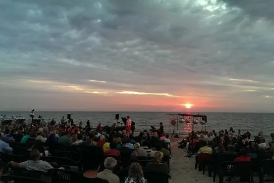 Bild: Zum 10. Mal 'Sunset Piano' am Ostseestrand – Open Air Musik zum Sonnenuntergang