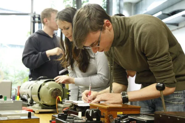 Bild: Jungingenieurinnen und -ingenieure aufgepasst