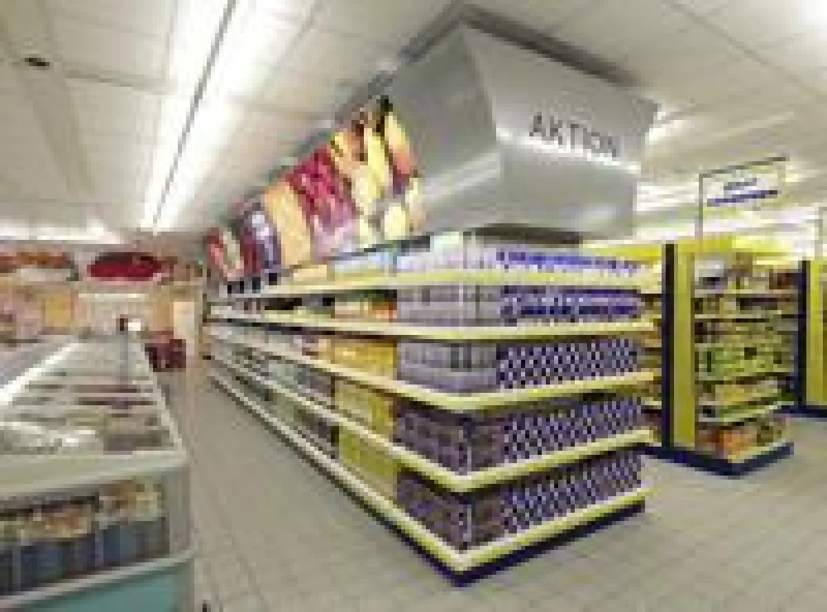 Supermarktregal von Witron, das sich selbst befüllt (Foto: Witron).