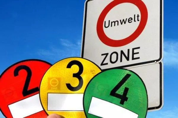 Bild: Chaos: Zwei Länder – neun Umweltplaketten