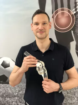 Bild: Dr. med. Sascha J. Hopp ist zertifizierter Kniechirurg der Deutschen Kniegesellschaft e.V.