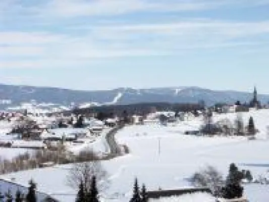 Bild: In der Gemeinde Sonnen wurde das Rathausdach vor Wintereinbruch fertig gestellt