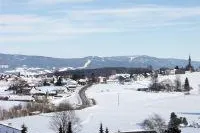 Bild: In der Gemeinde Sonnen wurde das Rathausdach vor Wintereinbruch fertig gestellt