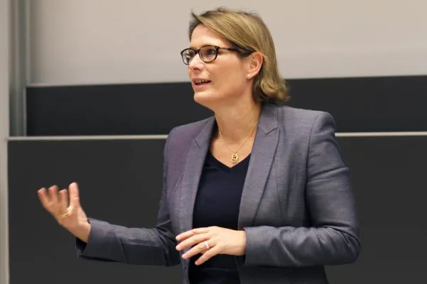 Bild: Lehren und Lernen mit digitalen Medien nimmt Fahrt auf – Bildungsministerin besucht U.EDU