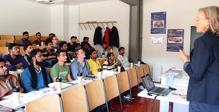 Bild: Junge Leute, die hier studieren, binden