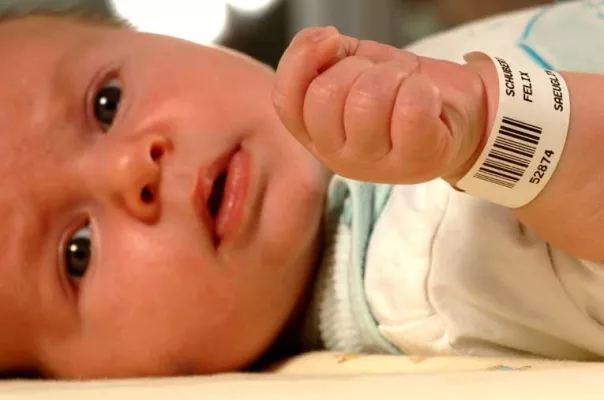 Bild: Mediaform präsentiert Patientenarmband BABY-SET auf Medica 2008 (Halle 15 / E 50)