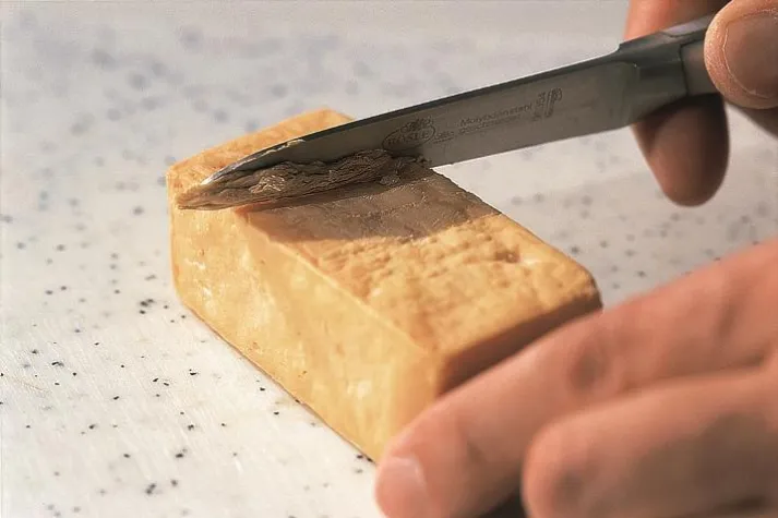 Bild: Der Expertentipp im Dezember - Wann ist Käserinde essbar?