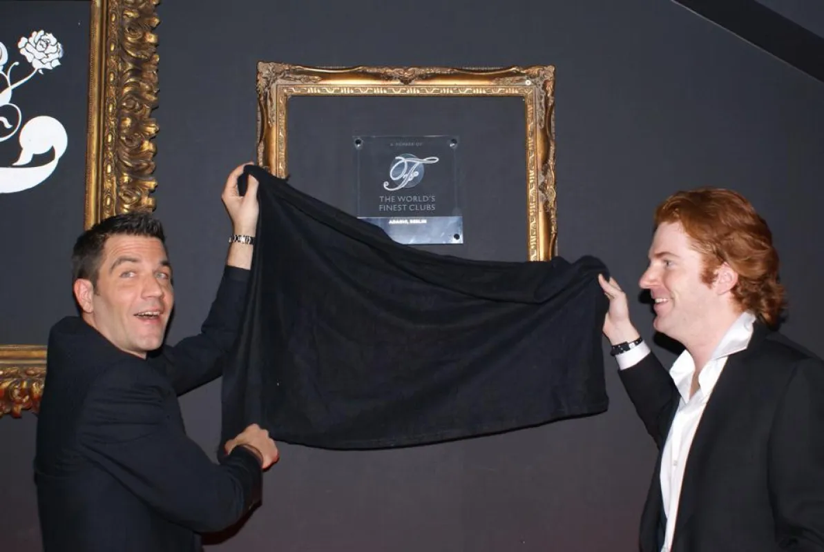 Robin Donat (ADAGIO Berlin) und Patrick Liotard-Vogt (Worlds Finest Clubs AG) enthüllen den Award im ADAGIO Berlin (Foto: Georg Schubert)