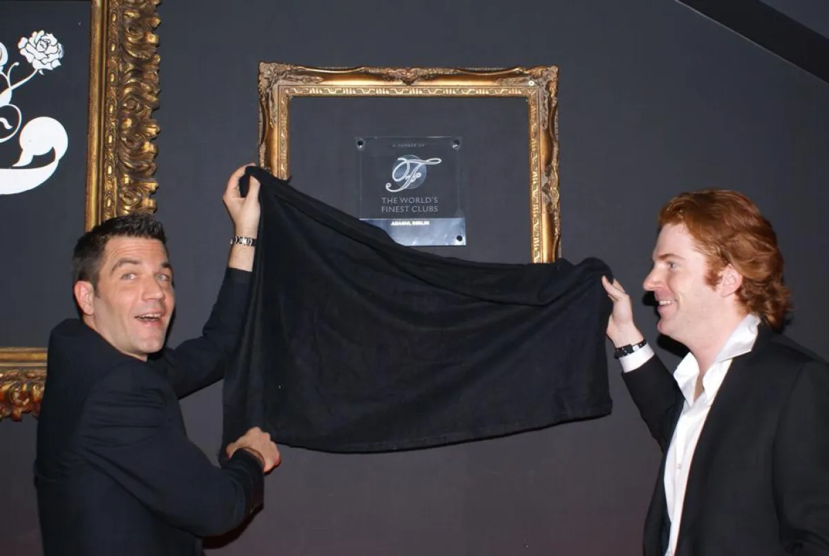 Robin Donat (ADAGIO Berlin) und Patrick Liotard-Vogt (Worlds Finest Clubs AG) enthüllen den Award im ADAGIO Berlin (Foto: Georg Schubert)