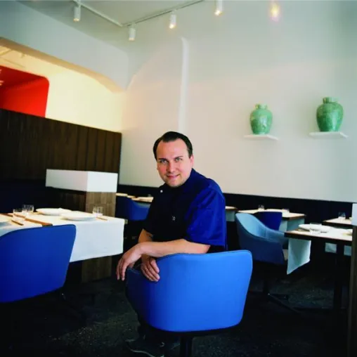 Sternekoch Tim Raue führt Gourmets in fernöstliche Garküchen und Nobelrestaurants Bild: Sternekoch Tim Raue führt Gourmets in fernöstliche Garküchen und Nobelrestaurants