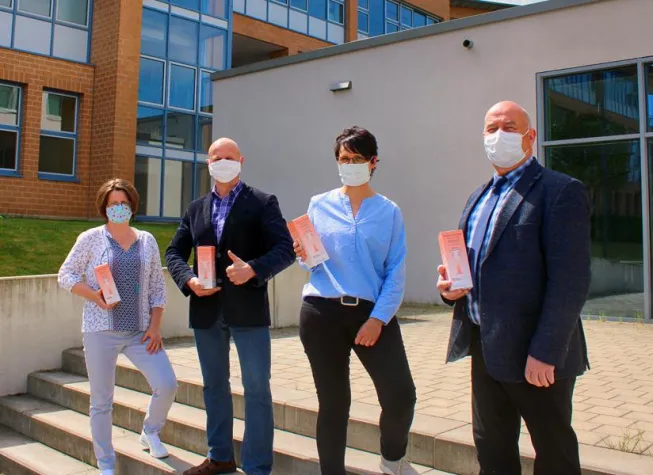 Bild: Desinfektionsmittel-Spenden an Schulen übergeben