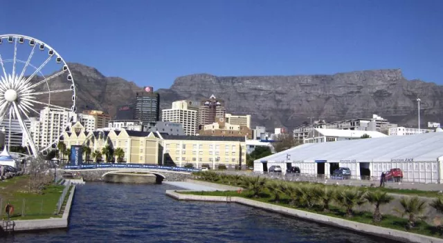 Bild: Public Viewing in Südafrika - WM 2010: Losberger Zelte für das öffentliche Leben