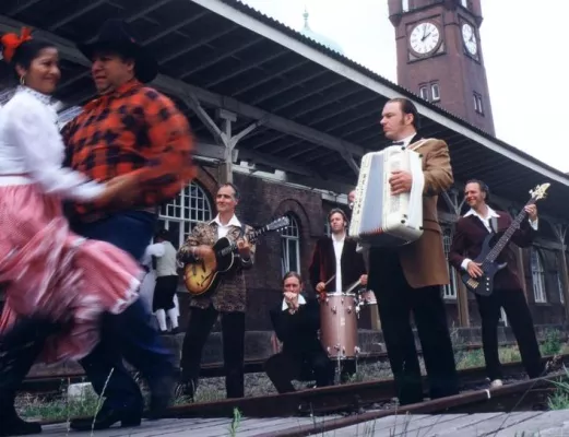 HISS - Im Spannungsfeld zwischen Weltmusik und Heimatklängen Bild: HISS - Im Spannungsfeld zwischen Weltmusik und Heimatklängen