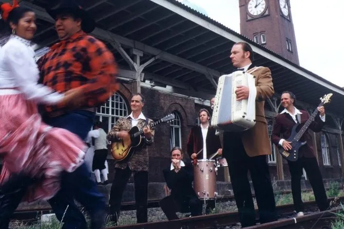 HISS - Im Spannungsfeld zwischen Weltmusik und Heimatklängen Bild: HISS - Im Spannungsfeld zwischen Weltmusik und Heimatklängen