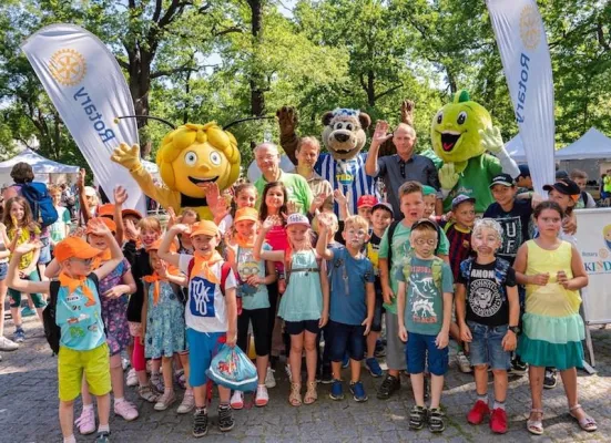 Bild: Vorlesen, bewegen, gesund essen – 2.000 Kinder erlebten den 7. Rotary-Kindertag im Berliner Zoo