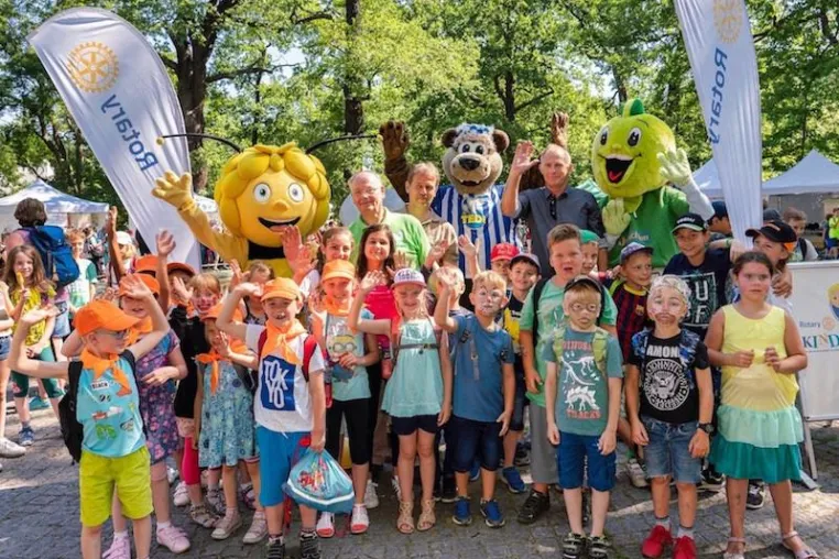 Vorlesen, bewegen, gesund essen – 2.000 Kinder erlebten den 7. Rotary-Kindertag im Berliner Zoo Bild: Vorlesen, bewegen, gesund essen – 2.000 Kinder erlebten den 7. Rotary-Kindertag im Berliner Zoo