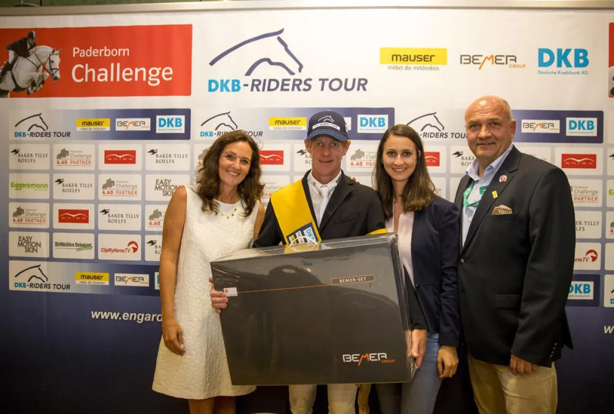 Katja Hofmann überreicht dem Sieger Marcus Ehning ein BEMER Pro-Set. (Foto: Stefan Lafrentz)