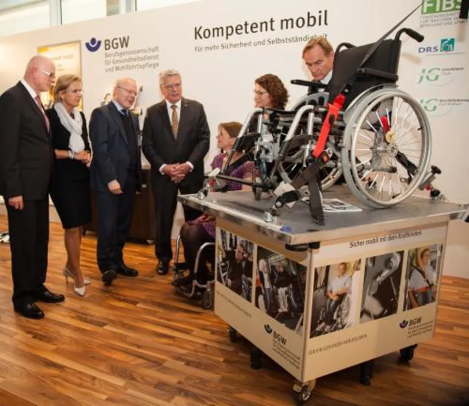 Prominenter Besucher am Messestand von „Kompetent mobil“: Bundespräsident Joachim Gauck. (Foto: BGW)