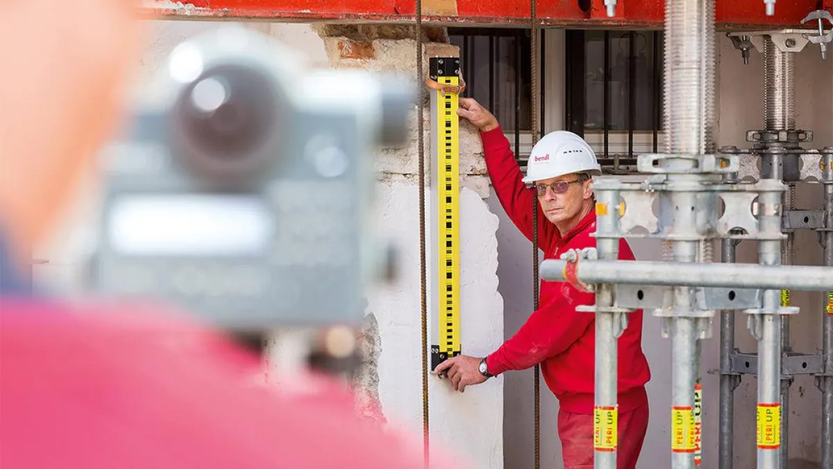 Die PERI UP Schwerlaststützen wurden in 25-kN-Schritten bis zum Pfeilerabriss vorgespannt.