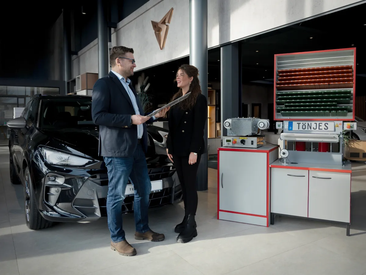 Kfz-Kennzeichen direkt vor Ort prägen mit der innovativen Lösung von Tönjes. (© Tönjes Holding AG)